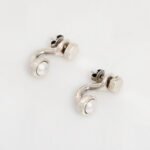UNOde50 Silver Tone Curved Metal Stud Earrings for Women PEN0727BPLMTL0U